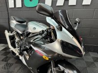 YAMAHA R1