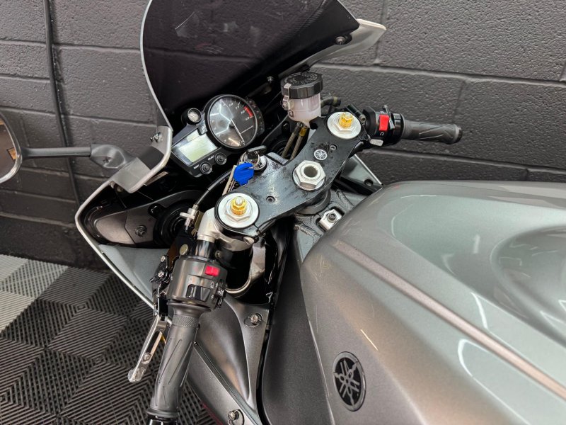 YAMAHA R1