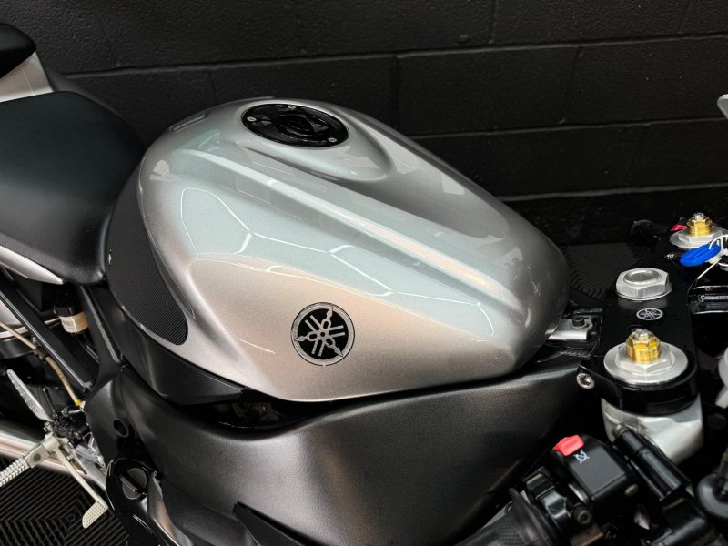 YAMAHA R1