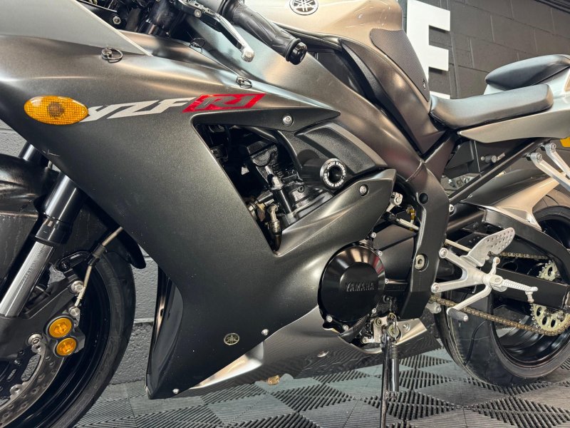 YAMAHA R1
