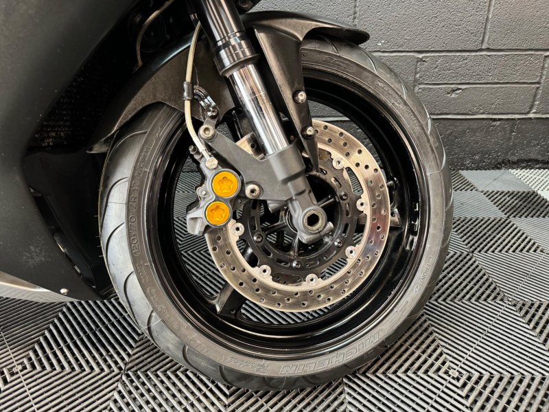 YAMAHA R1