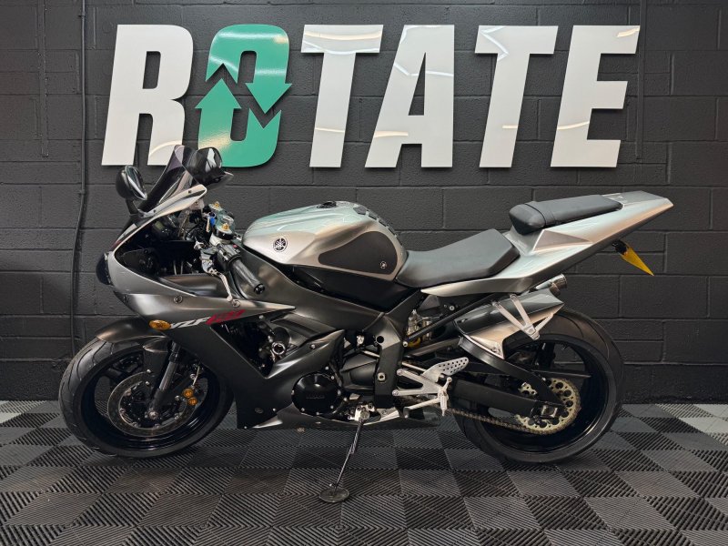 YAMAHA R1