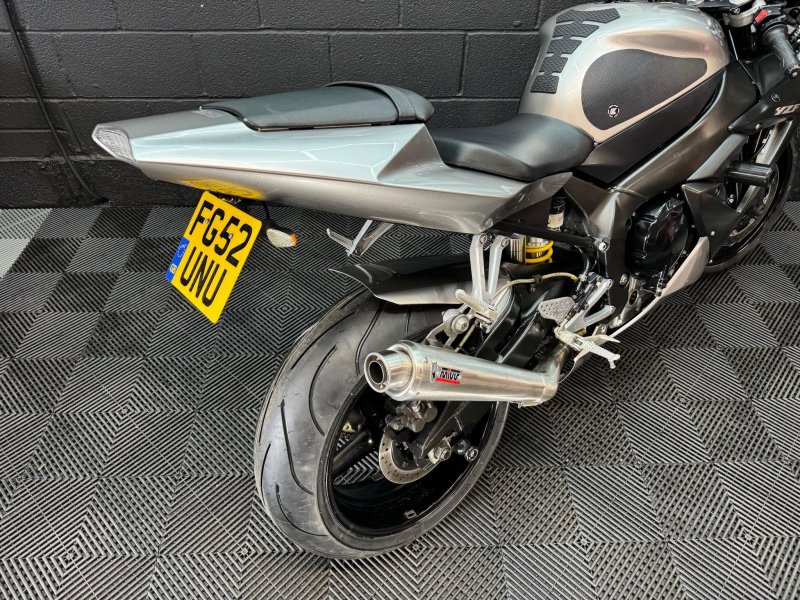 YAMAHA R1