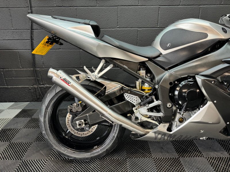 YAMAHA R1