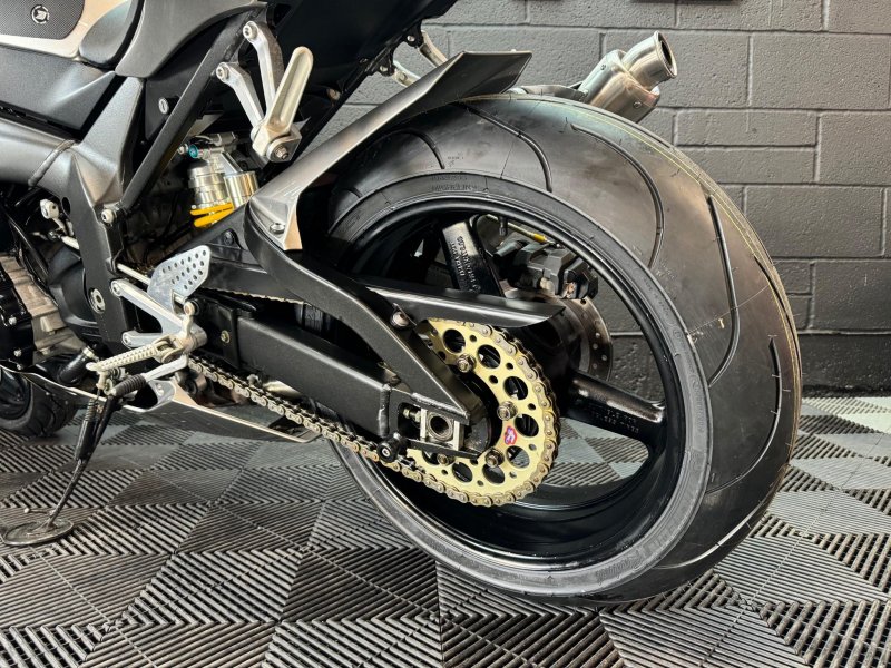 YAMAHA R1