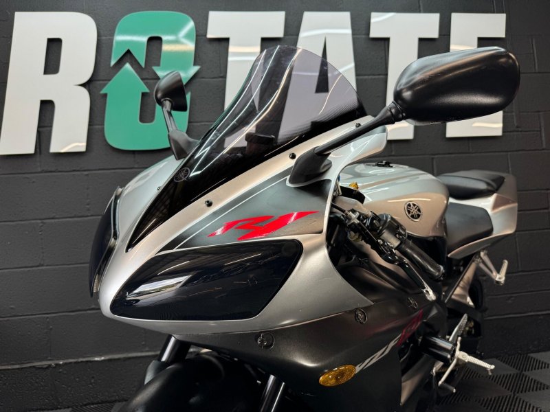 YAMAHA R1