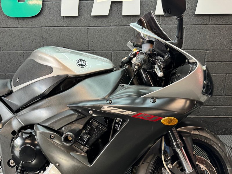 YAMAHA R1