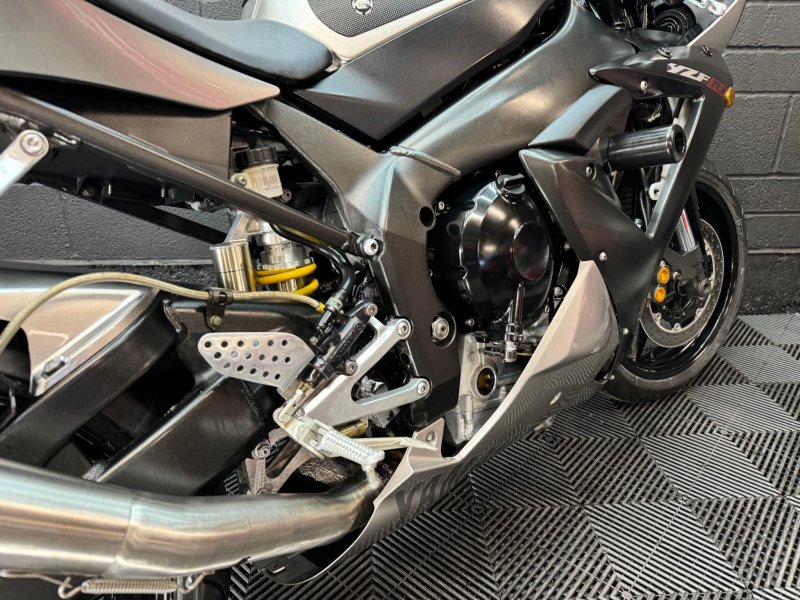 YAMAHA R1