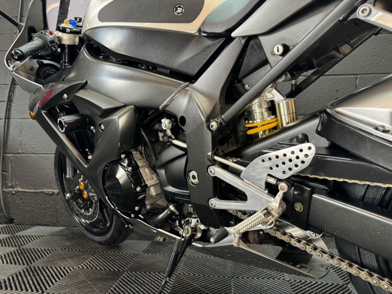 YAMAHA R1