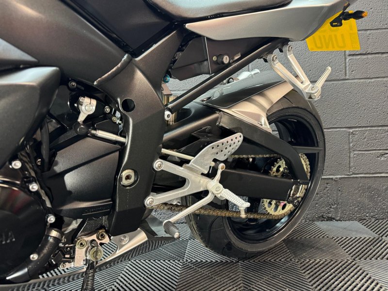YAMAHA R1