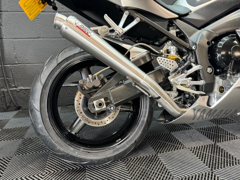 YAMAHA R1