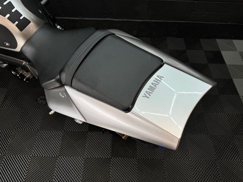 YAMAHA R1