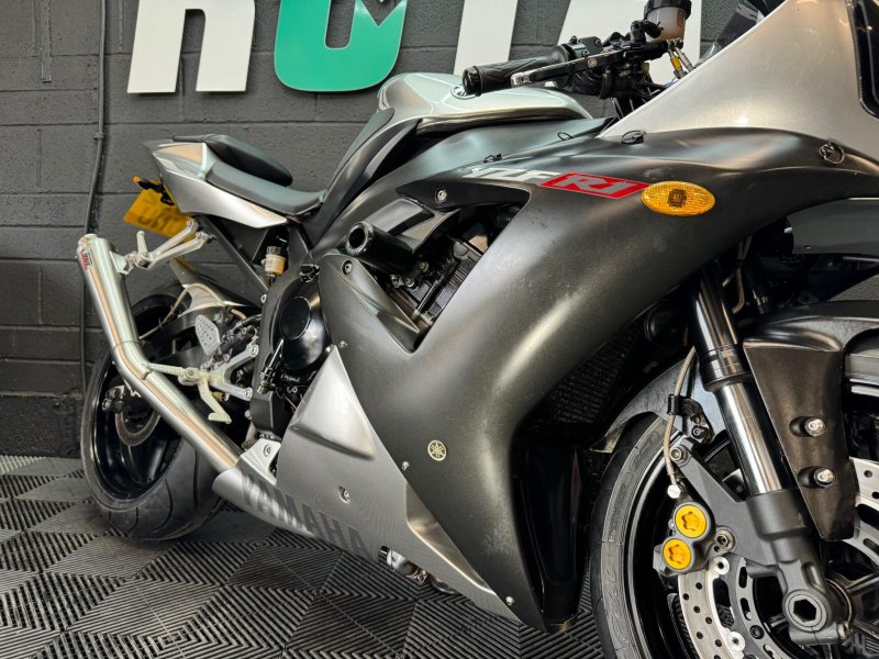 YAMAHA R1