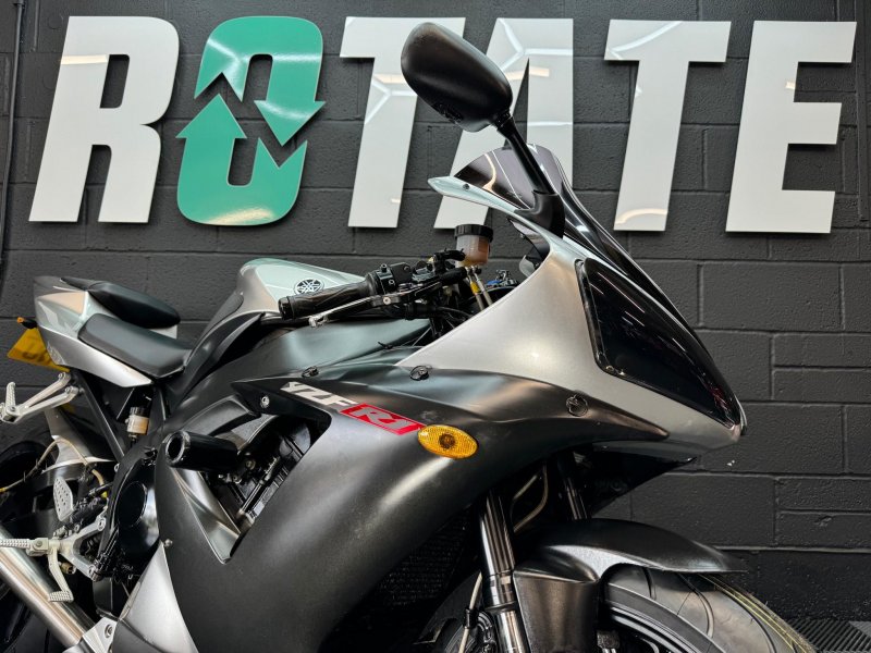 YAMAHA R1