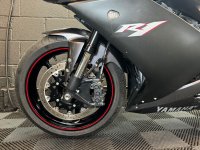 YAMAHA R1