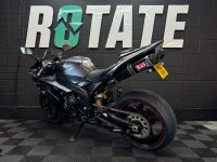 YAMAHA R1