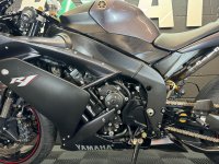 YAMAHA R1