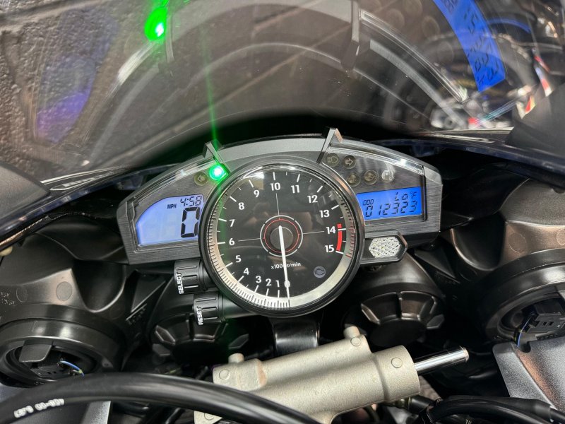 YAMAHA R1