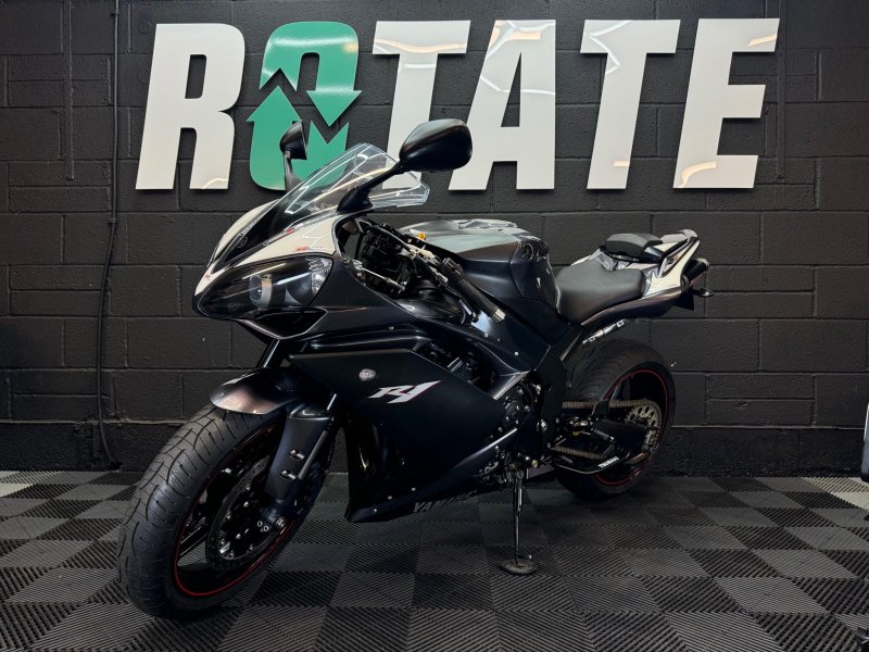 YAMAHA R1