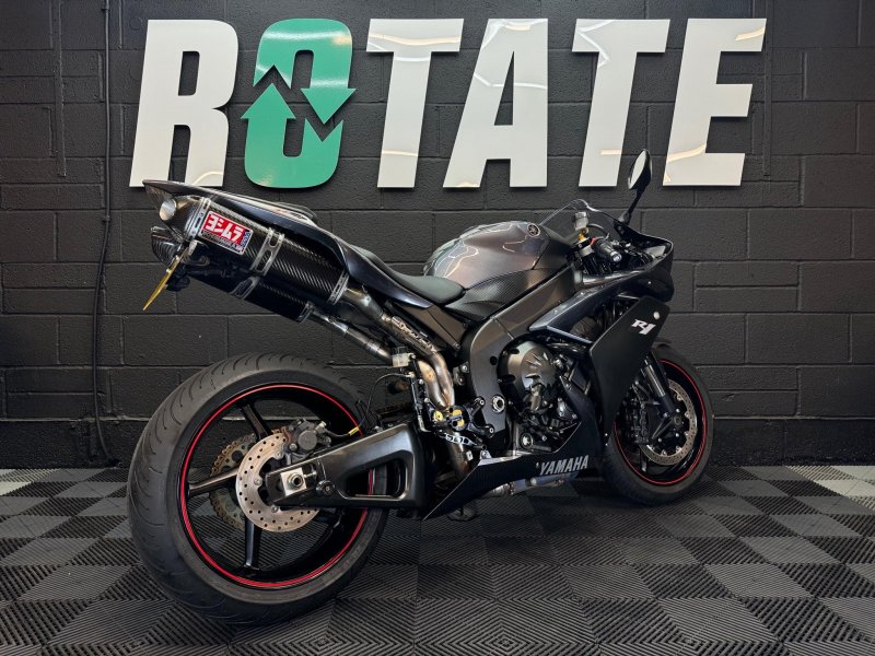 YAMAHA R1