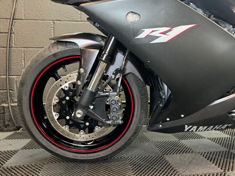 YAMAHA R1