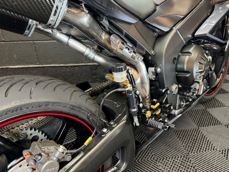 YAMAHA R1