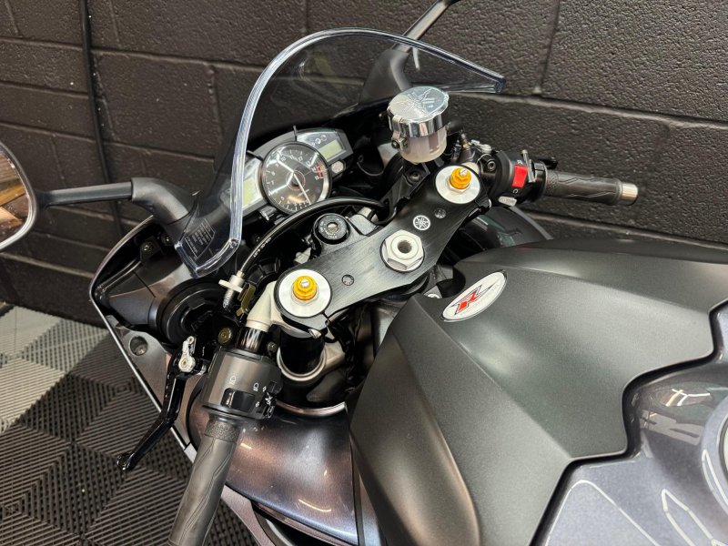 YAMAHA R1