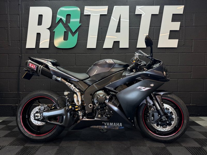 YAMAHA R1