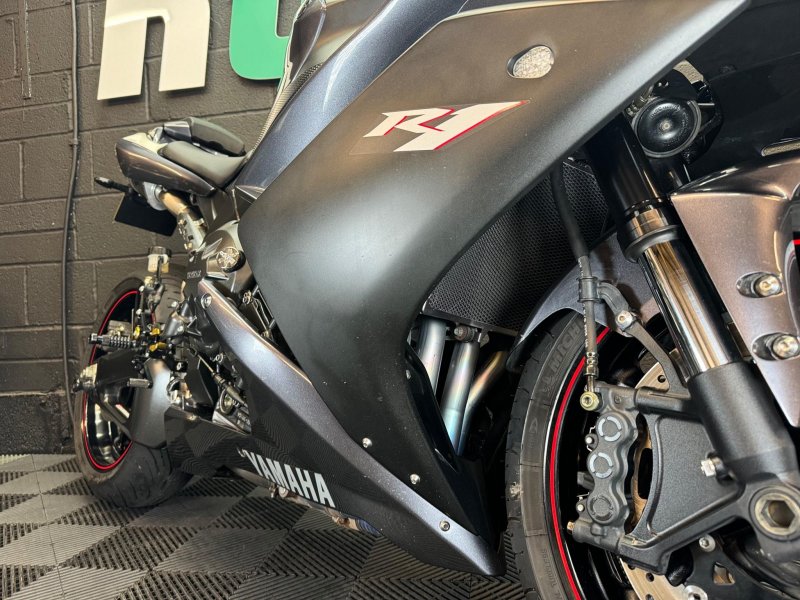 YAMAHA R1
