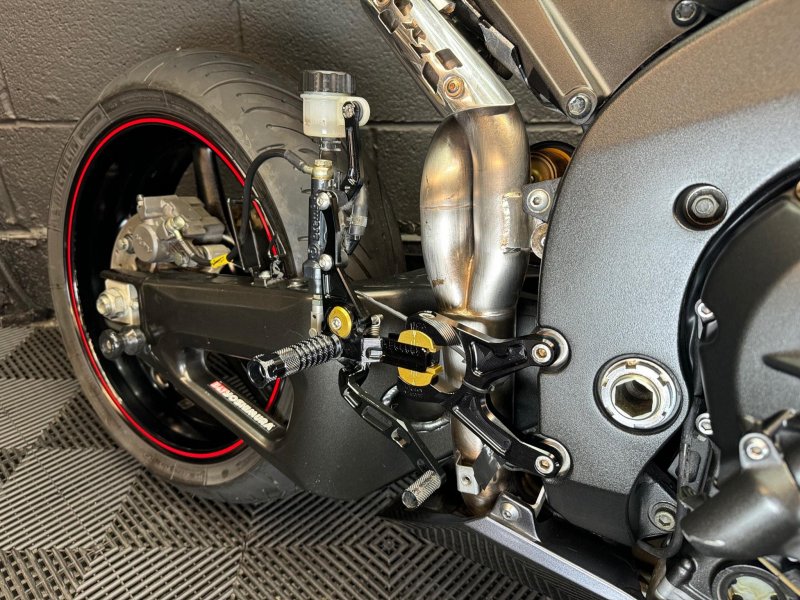 YAMAHA R1