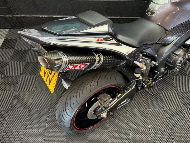 YAMAHA R1