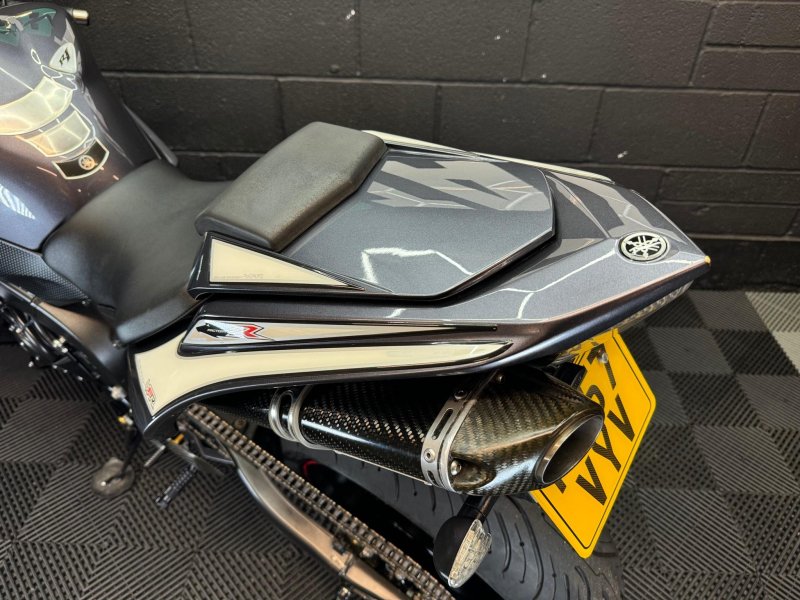 YAMAHA R1