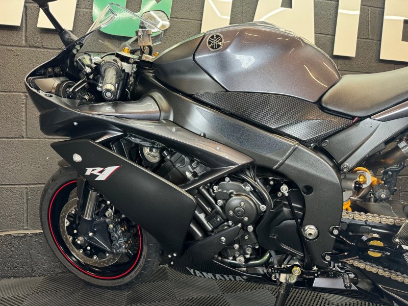 YAMAHA R1