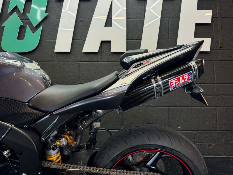 YAMAHA R1