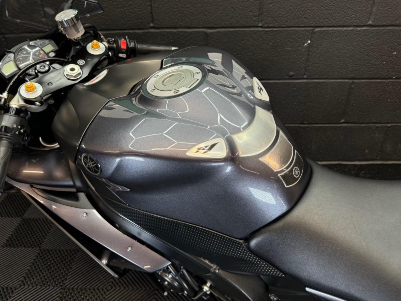 YAMAHA R1