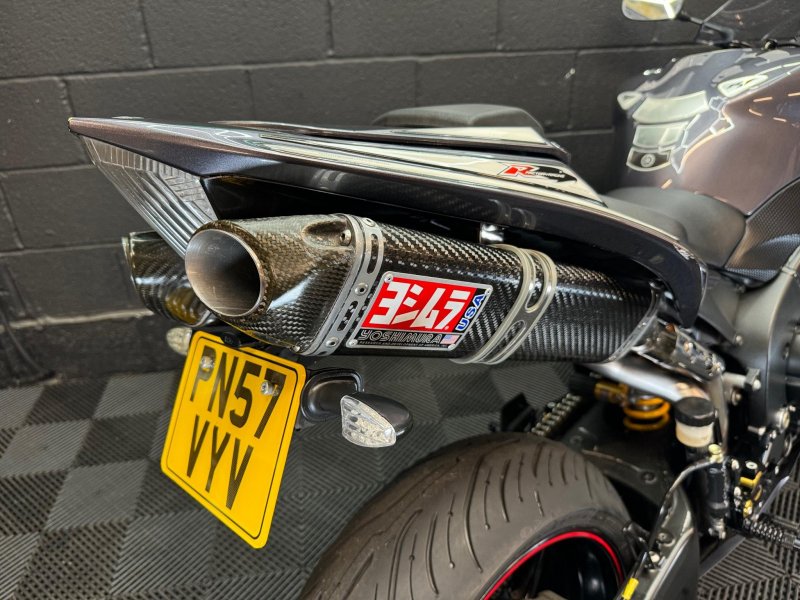 YAMAHA R1