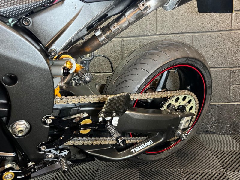 YAMAHA R1