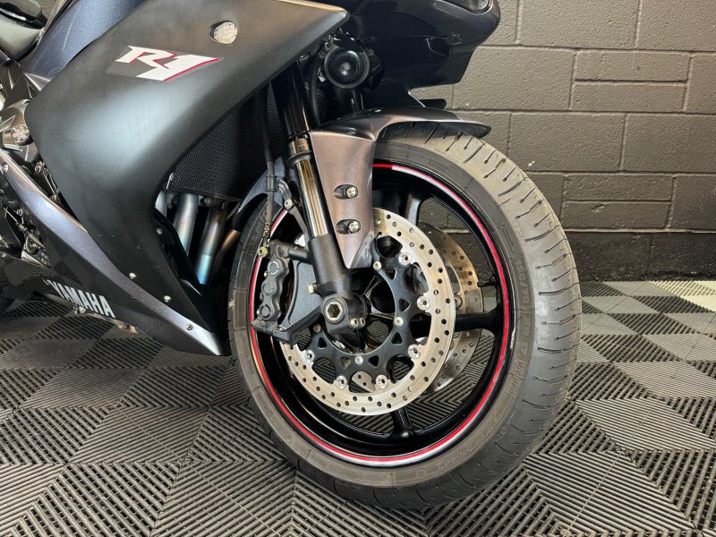 YAMAHA R1