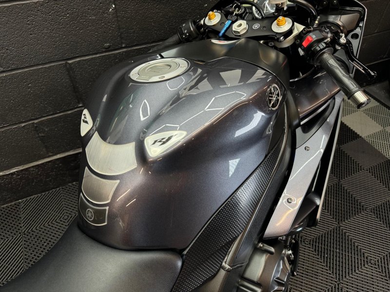 YAMAHA R1