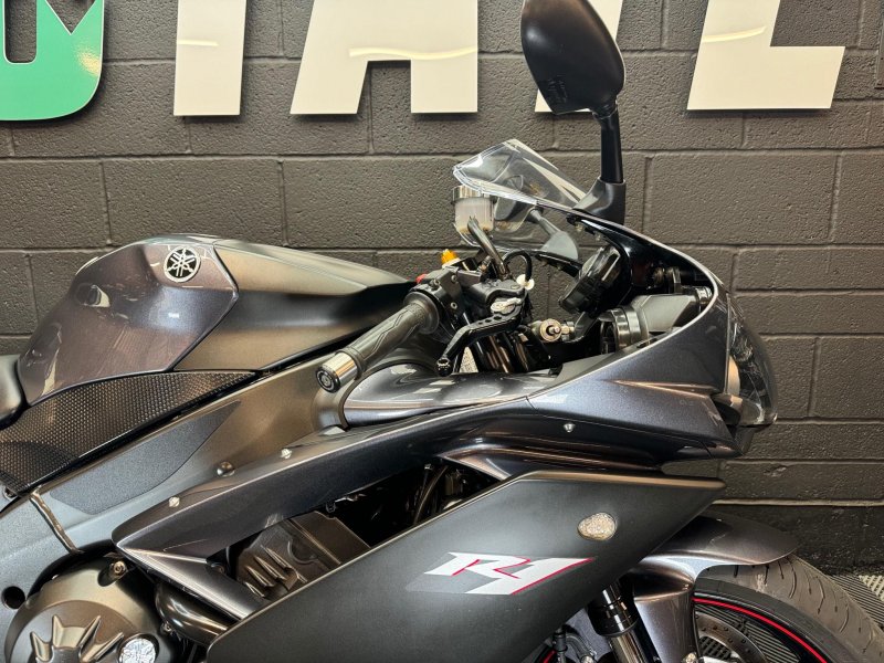 YAMAHA R1