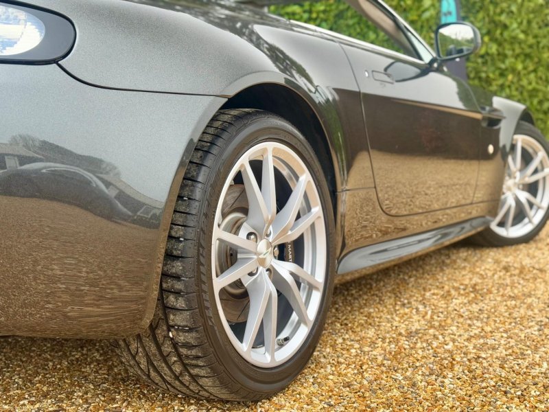 ASTON MARTIN VANTAGE