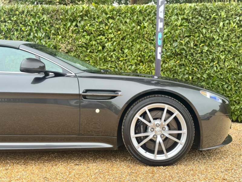 ASTON MARTIN VANTAGE
