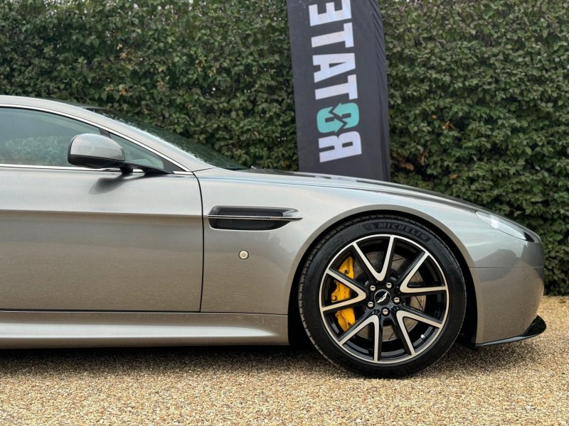 ASTON MARTIN VANTAGE