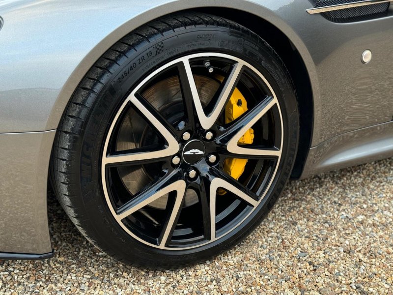 ASTON MARTIN VANTAGE