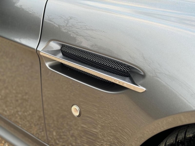 ASTON MARTIN VANTAGE
