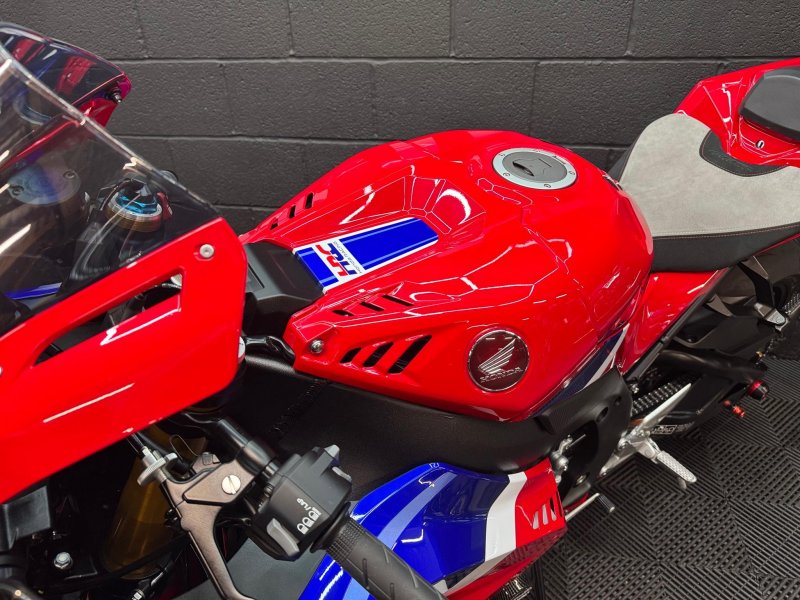 HONDA CBR1000RR-R FIREBLADE