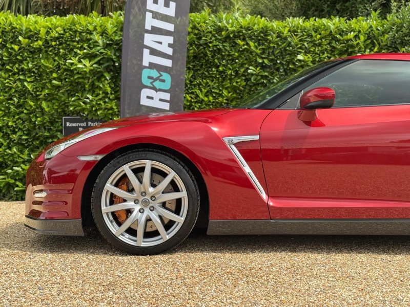 NISSAN GT-R