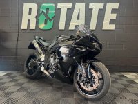 YAMAHA R1