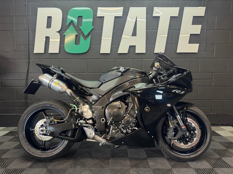 YAMAHA R1