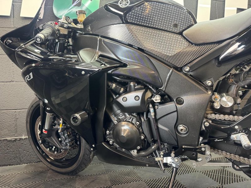 YAMAHA R1